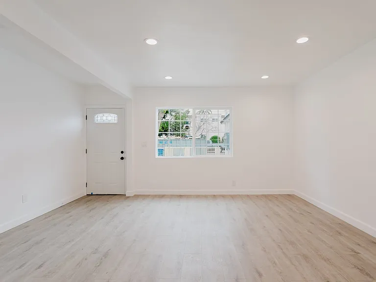 18308 Gresham St — Photo 12