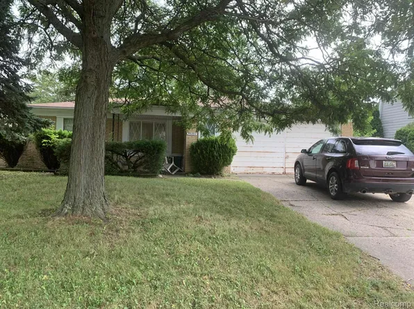 39284 Sunderland Dr, Clinton Township, MI 48038