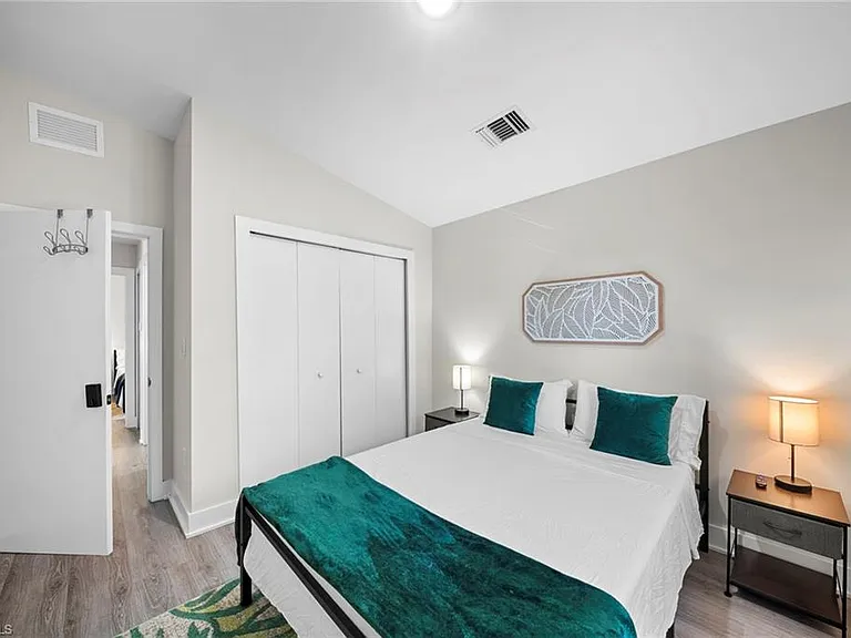 3260 Woodside Ave — Photo 17