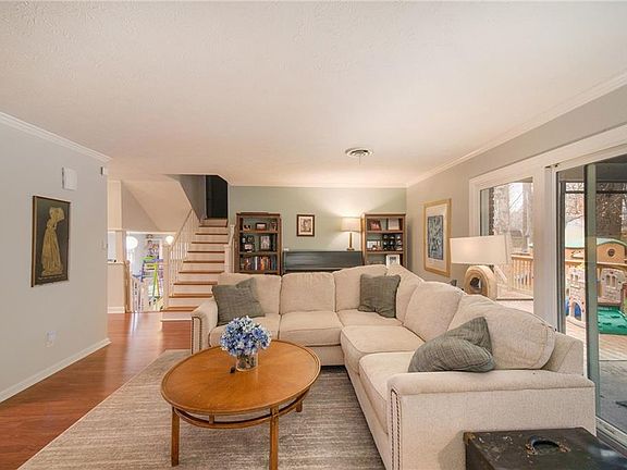 5th image of 736 Fairway Dr