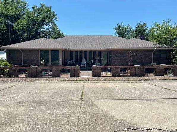 1027 E 18th St, Ada, OK 74820