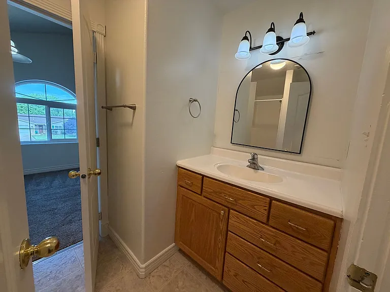 135 N 350 W — Photo 36