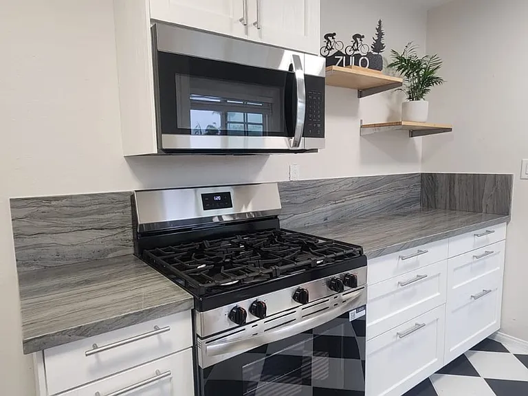 Kensington: Renovated Spacious Residence: Cook's kitchen, Includes parking — Photo 12