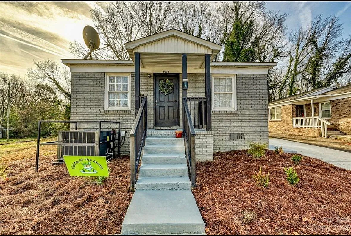1025 McArthur Ave — Photo 1