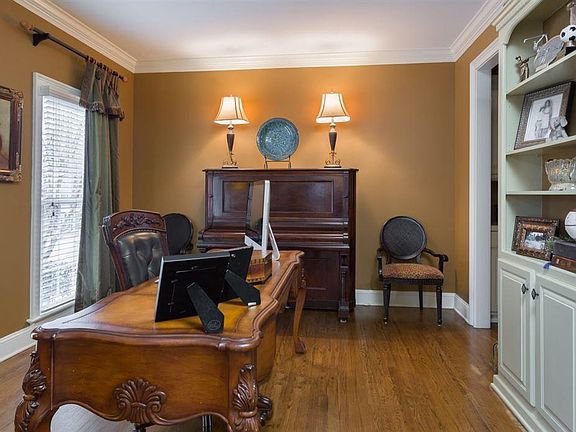 3rd image of 14 Woods Edge Ct