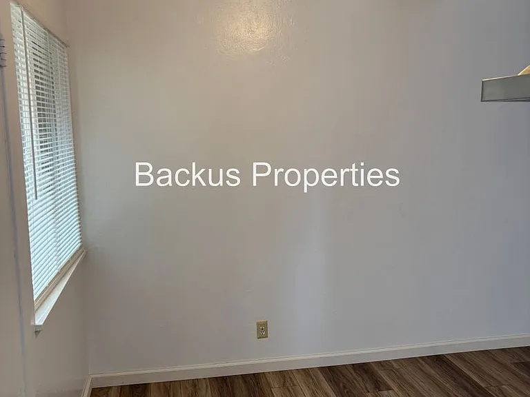 922 Lupin Dr — Photo 6