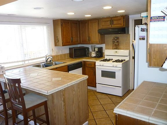 3rd image of 3669 Woodley Dr
