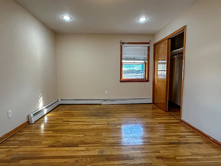 325-327 John St #5 — Photo 11