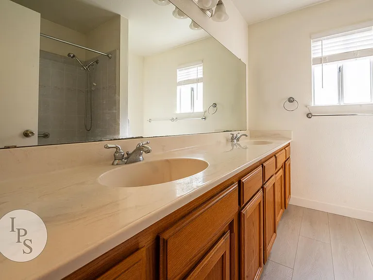 2131 E Cromwell Ave — Photo 14
