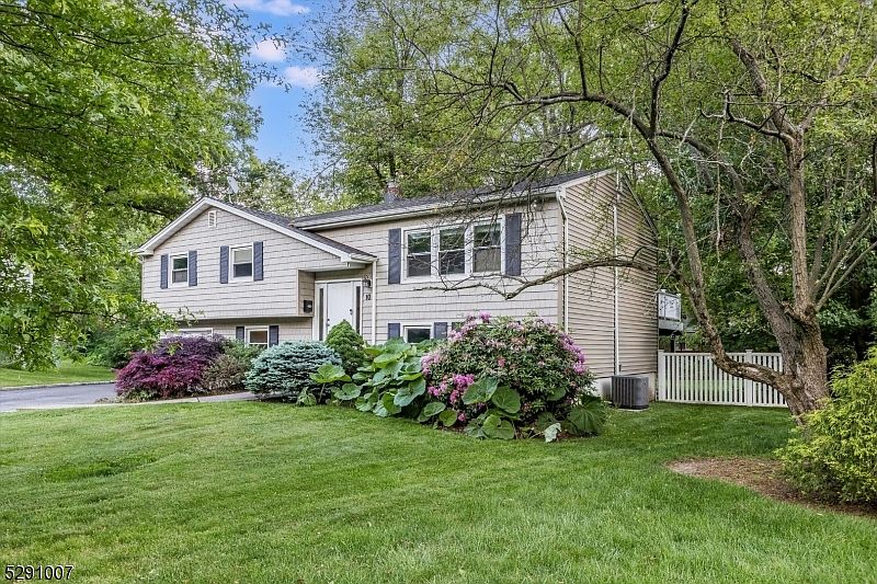 1st image of 10 Knollwood Dr