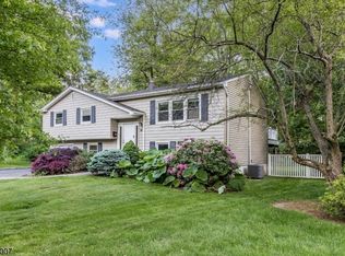 10 Knollwood Dr, Livingston, NJ 07039