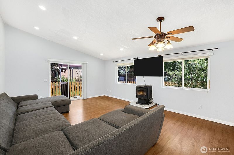 4th image of 16740 Port Orford Boulevard SE