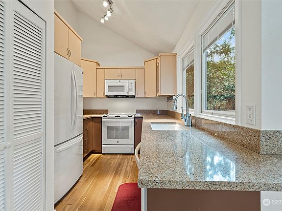 3rd image of 495 Robinwood Drive NE