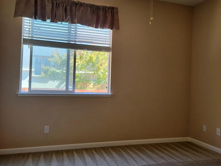 385 Roundhill Dr — Photo 14