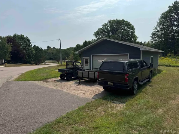 107 Dalmar Dr, Kingsford, MI 49802