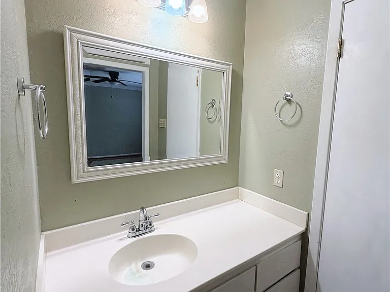 2706 Red Hill Dr — Photo 21