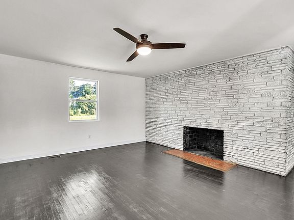 4th image of 7 Plainfield Cir