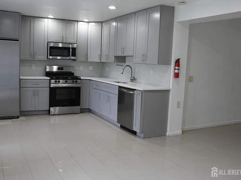 82 Washington Ave — Photo 5