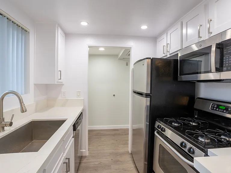 110 S Sweetzer Ave — Photo 47