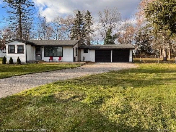 57670 Pontiac Trl, New Hudson, MI 48165