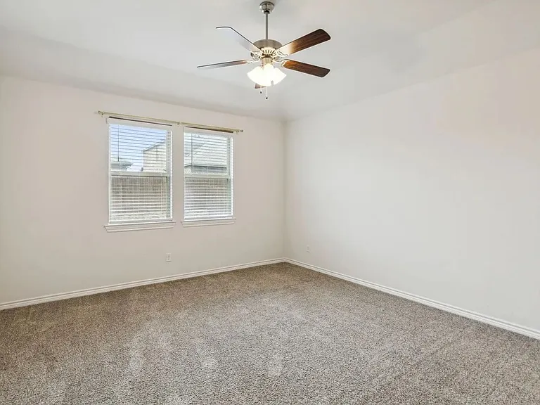 401 Gallop Dr — Photo 8
