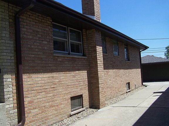4th image of 379 Crandon Ave