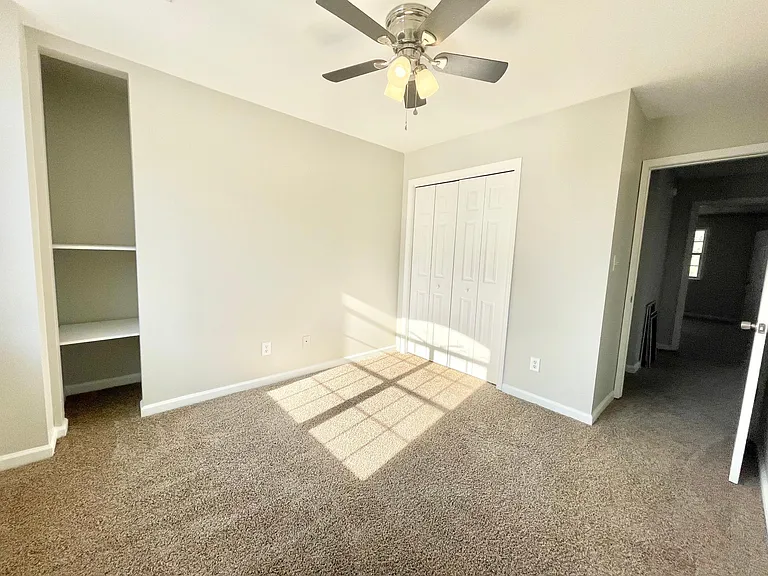 304 Greenview Ct — Photo 20