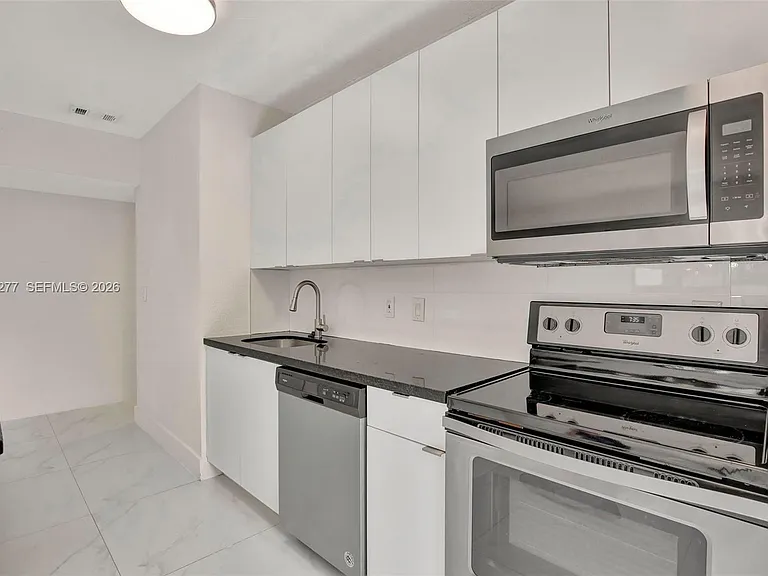 5731 NE 18th Ave #1 — Photo 6