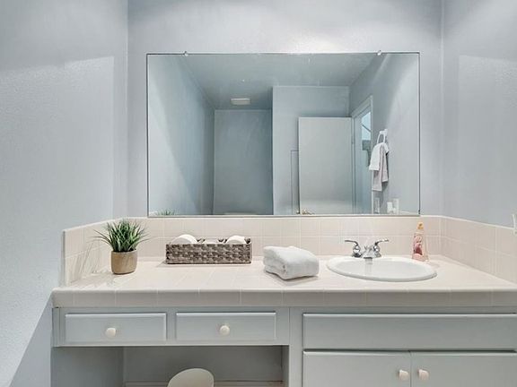4th image of 18816 Thornwood Cir #23
