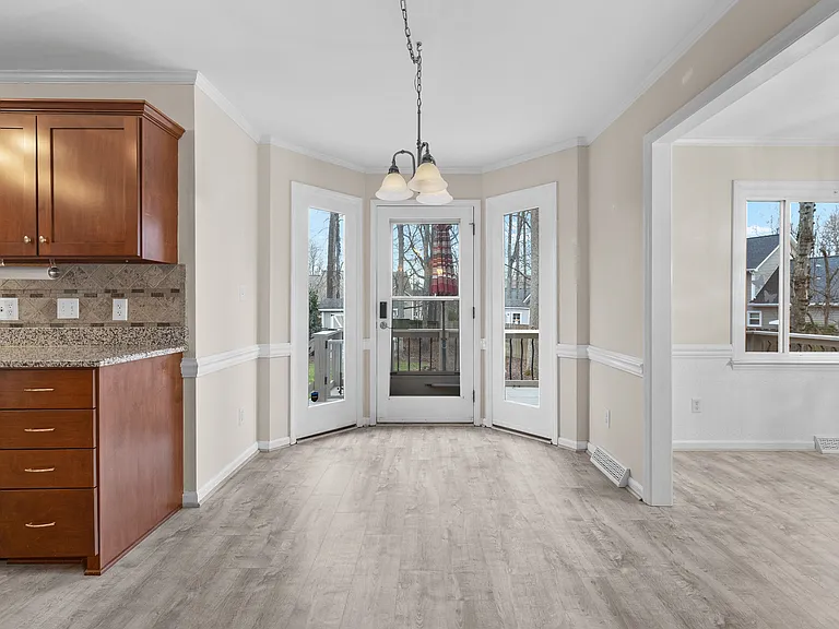 502 Westfield Ln — Photo 16