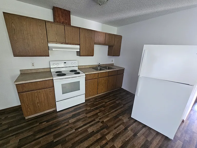 1097 Oakview Dr — Photo 5