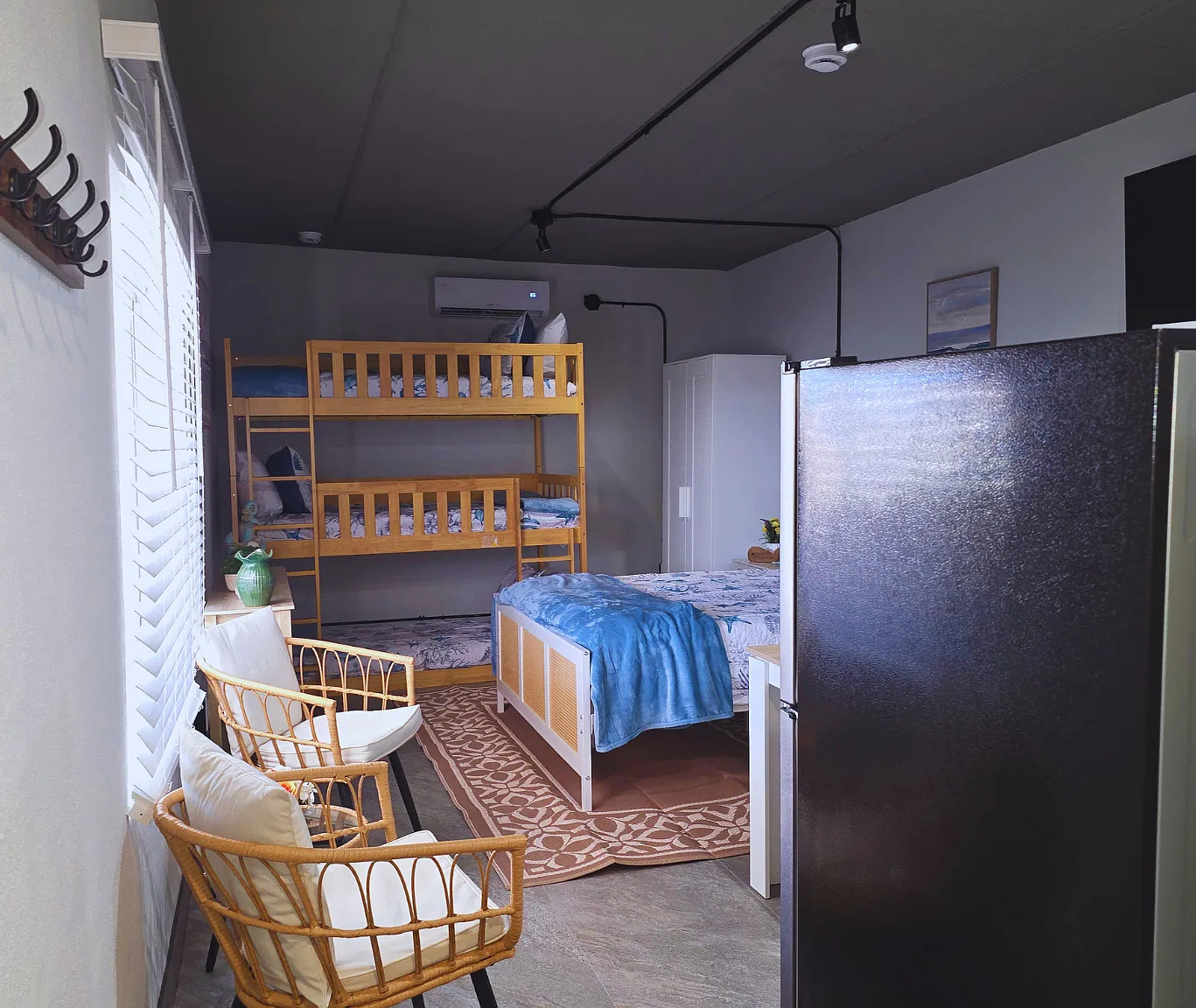 Relax by the coast in a fully equipped studio with queen bed and kitchen.