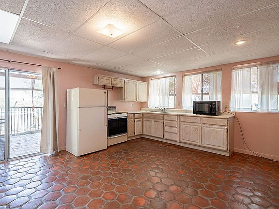 Casita 500 sq.ft. w/ walk-in shower. Bed , sofa, easy chairs, T.V., dinette, chairs, tables & throw rugs furnished.