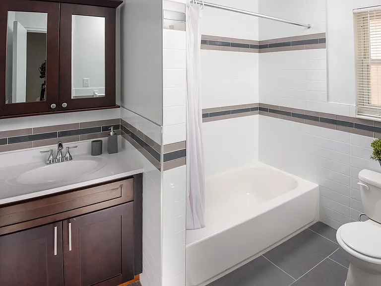 2-3 Stratford Apartments — Photo 16