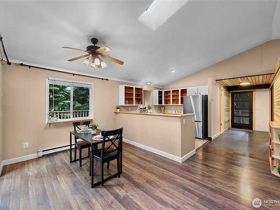 2nd image of 140 Windward Dr