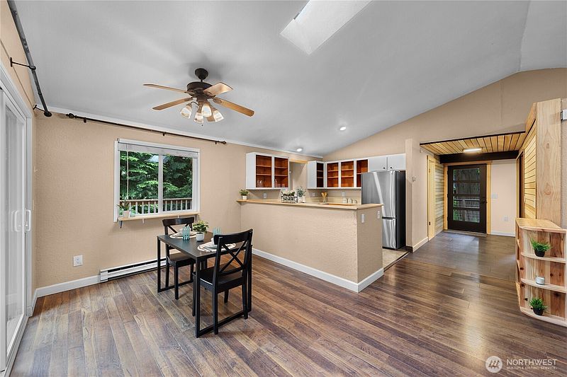 2nd image of 140 Windward Dr