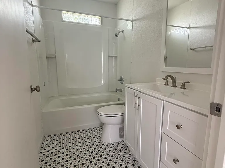 620 W Avenue B — Photo 8