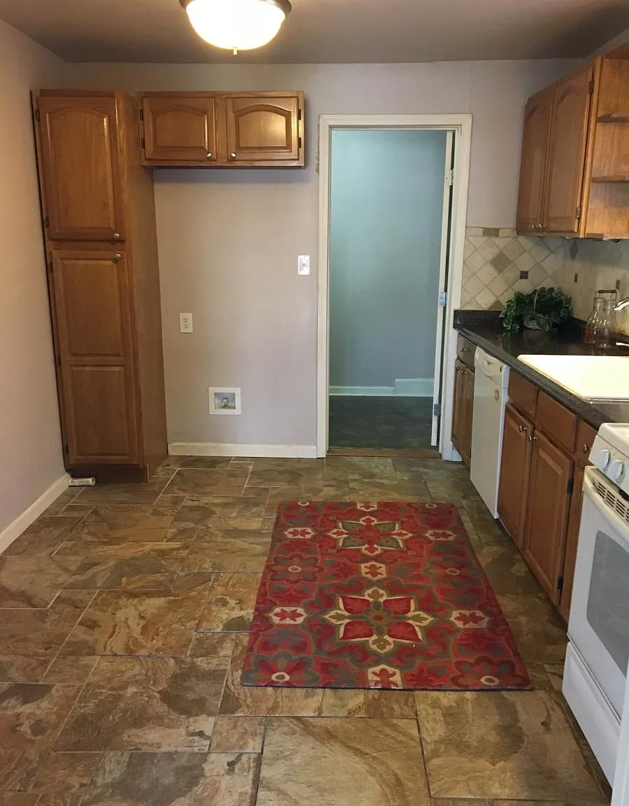 3 bed, 1300 sqft, $2,100 — Photo 4