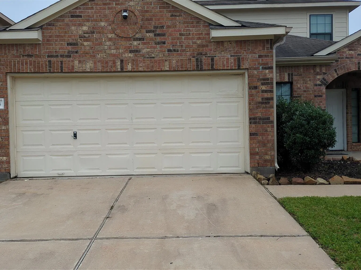 4 bed, 2.5 bath, 2077 sqft, $1,950 — Photo 1