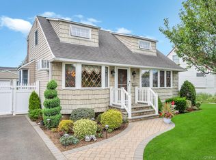 62 Vincent Rd, Hicksville, NY 11801