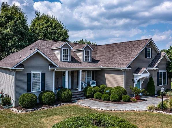 217 Lagrange Ave, Kilmarnock, VA 22482