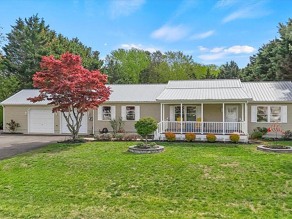 3rd image of 104 Creek Dr