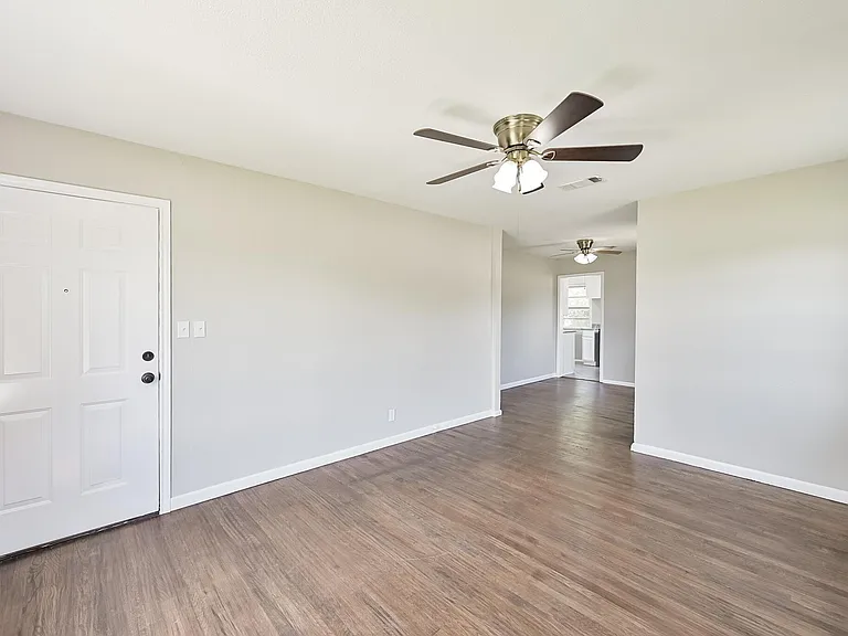 1501 Greenbrier Dr — Photo 6