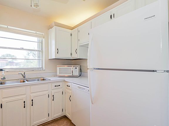 5th image of 28 Pine Arbor Ln APT 207