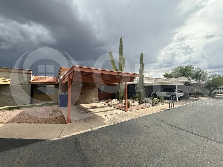 3930 N Stone Ave — Photo 3