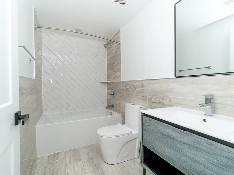 2700 E Auburn St — Photo 41