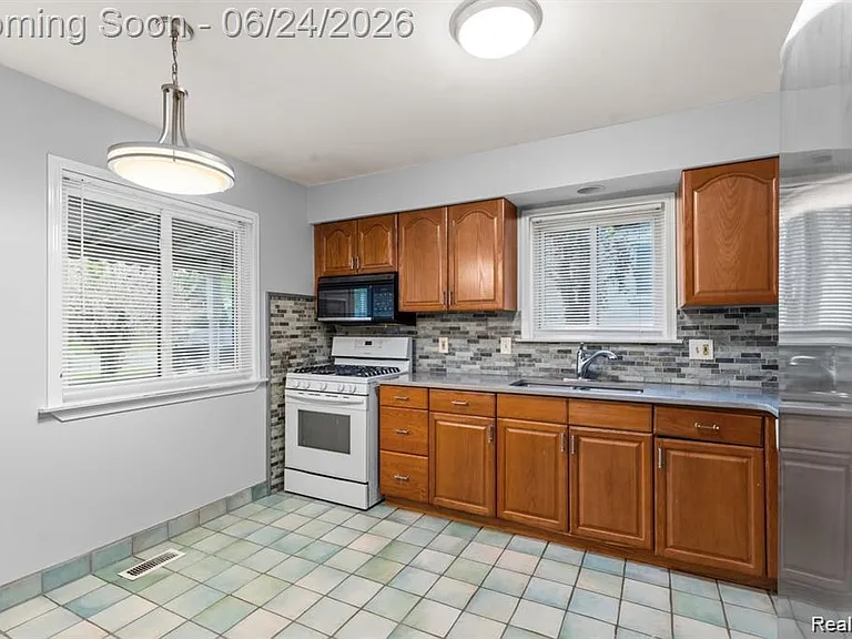 323 N Campbell Rd — Photo 6