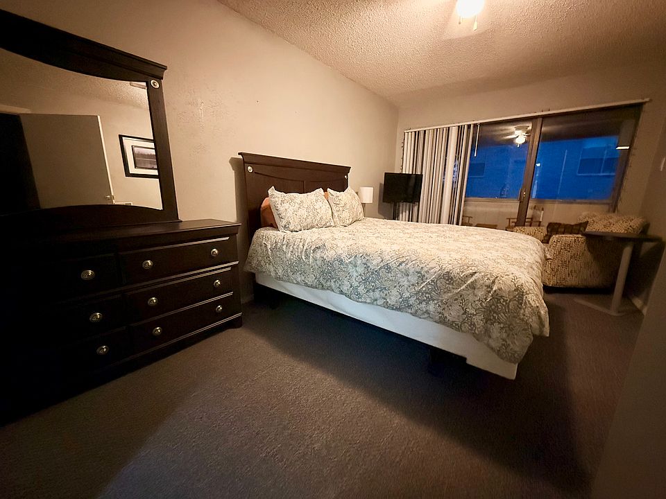 1st image of 28 Oakbrook Dr #1