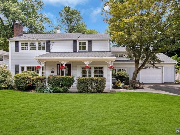 88 Bergen Ave, Waldwick, NJ 07463