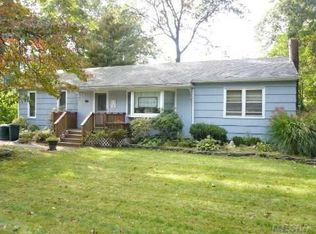 17 Oakland Ave, Miller Place, NY 11764